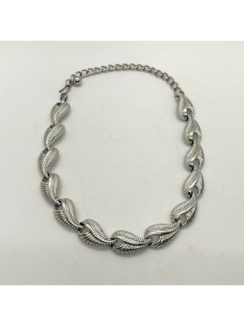 Choker Collar Necklace Silver Tone Articulated Textured Leaf Link Chain Vintage